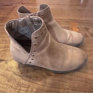 Treasure & Bond Kids Faux Suede Tan Boots. Girl’s Size 13.